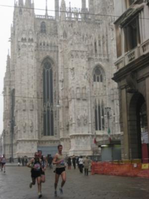 Running in front of the Milano cathedral (me in yellow)